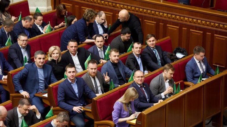 Борги за комуналку: «слуги народу» хочуть обмежити конституційні права