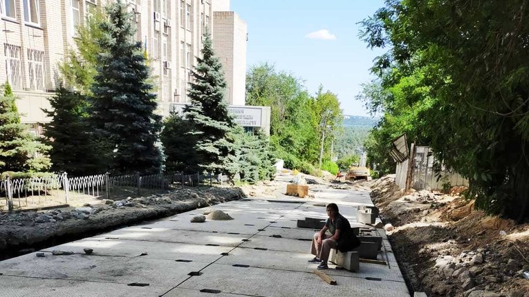 Двічі зруйновану зливою вулицю у Дніпрі нарешті почали приводити у належний стан