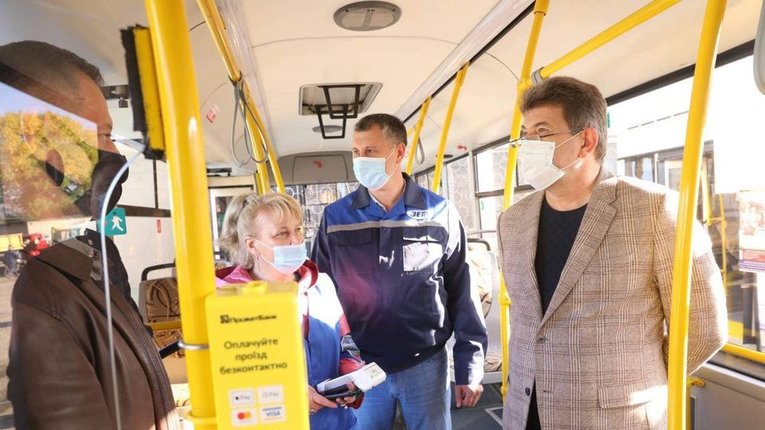 Мешканці Запоріжжя будуть сплачувати за проїзд у безконтактний спосіб