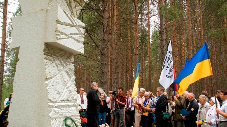 Український козацький хрест в урочищі «Сандармох»