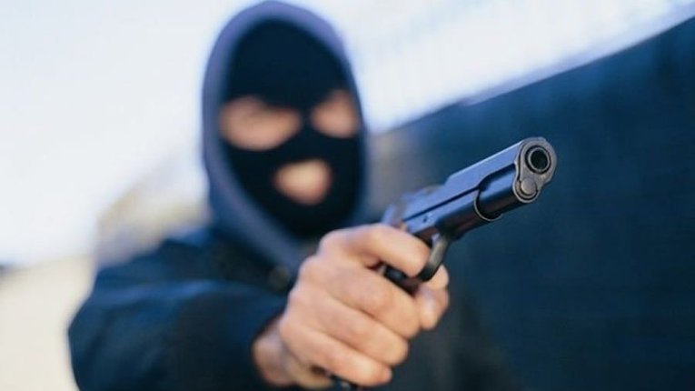 За збройний напад на аптеку і магазин кременчуківцю призначили позбавлення волі