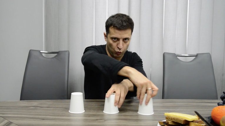 "Питання — хто крутить наперстки? Час пішов"