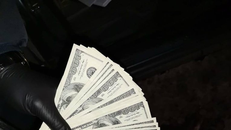 На гарячому спіймали поліціянта, який за $10 тис. «гарантував» закриття кримінальної справи