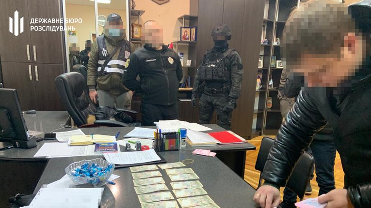 ДБР звинуватила підполковника МВС у вимаганні грошей з підприємців Харківщині