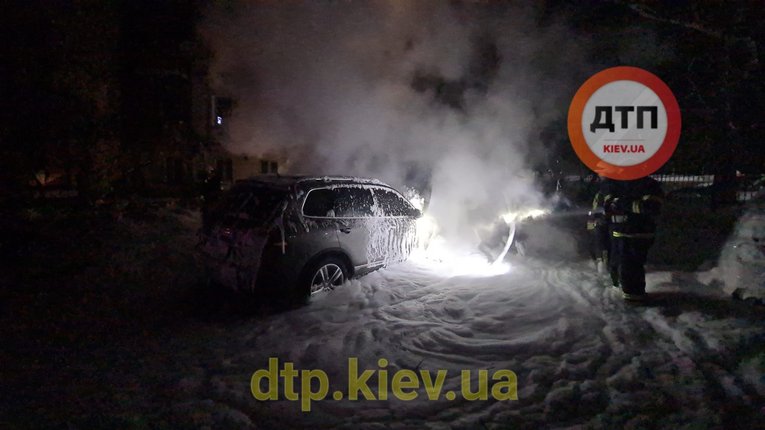 Невідомі злочинці підпалили автомобіль київського журналіста Владислава Антонова