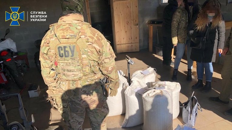 На Рівненщині СБУ попередила контрабанду бурштину на майже 2 млн грн