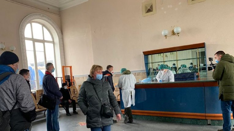 На вокзалі Полтави пасажирів перевірили на коронавірус