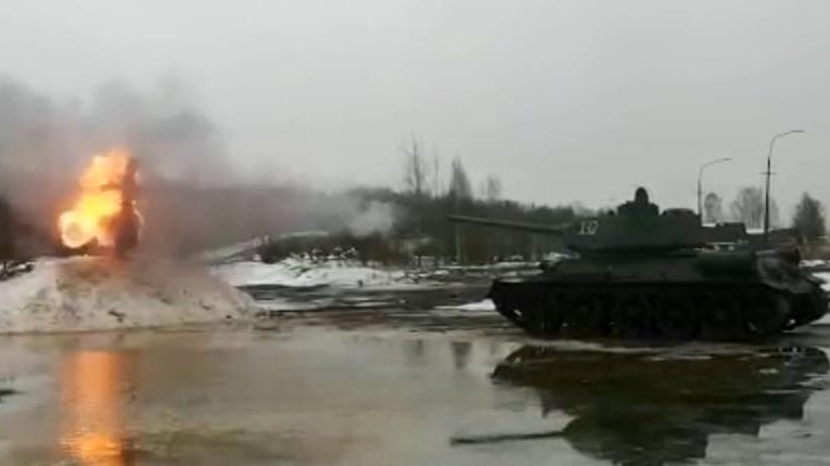 Масниця «з вогником»: на Росії з Т-34 розстріляли опудало