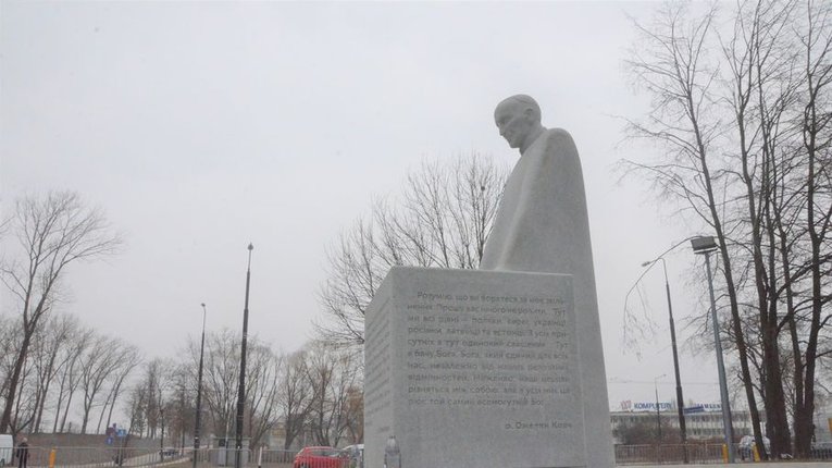 Пам’ятник Омеляну Ковчу