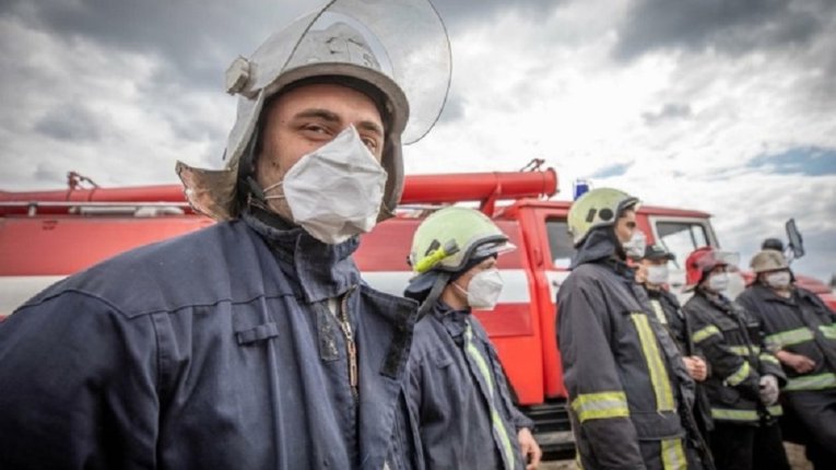 ДСНС: У Сумах під час ліквідації пожежі вогнеборці врятували 4 людини