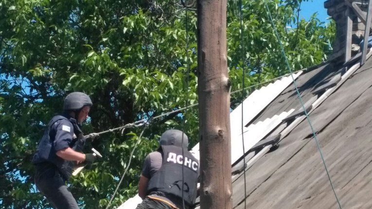 В ДСНС розповіли про рятувальників, які відновлюють будинки українців зруйновані терористами