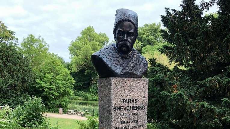 Сплюндрований пам’ятник Шевченку у Данії вже очищено від кольорів прапора окупантів – дипломати
