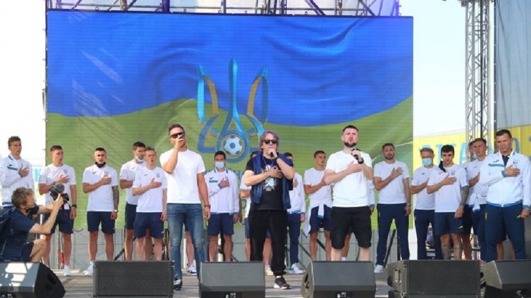 Збірна України разом з уболівальниками виконали Гімн під А капелла відомих українських музикантів