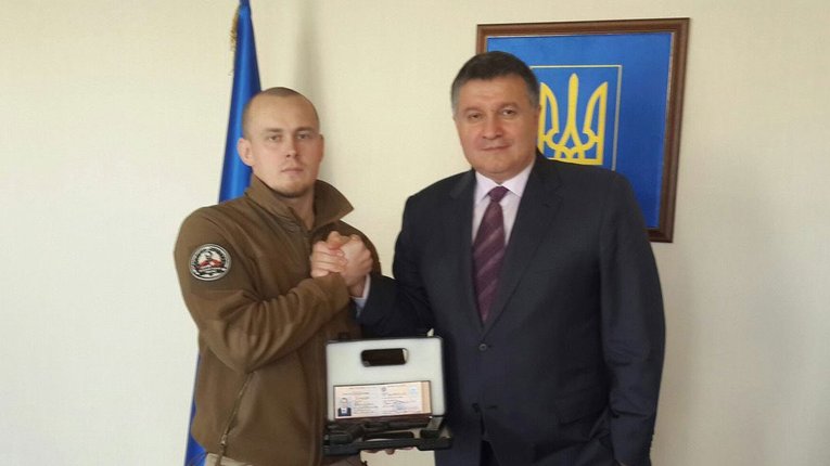 Арсен Аваков вручає нагородну зброю Олегу Ширяєву