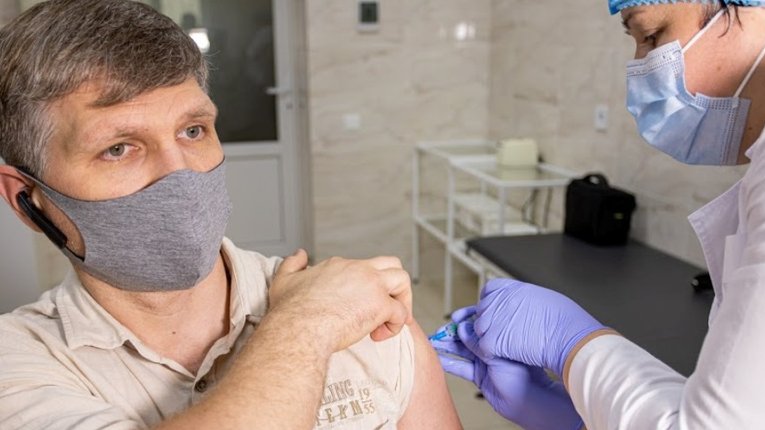 В Україні вакцинували понад півмільйона освітян, — МОЗ