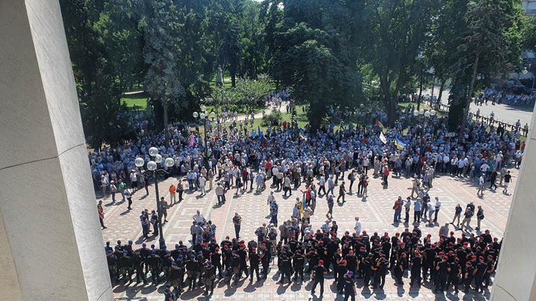 Кинувши кістку народу "слуги" сподіваються звести нанівець активність вулиці та пересидіти до весни