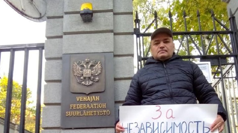 Андрєй Романов біля посольства РФ у Гельсинкі