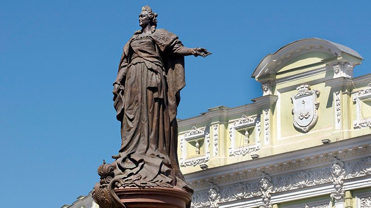 Сучка несита стоїть на сторожі русифікації одеситів
