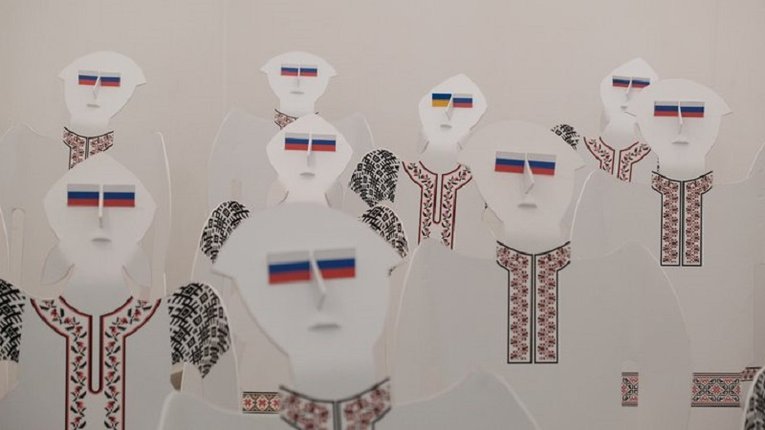 Автора інсталяції «Хохли» у Чернівцях допитали в СБУ