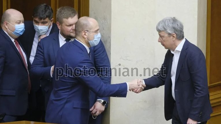 «Дєнєґ нєт, но ви дєржитєсь там!» ©