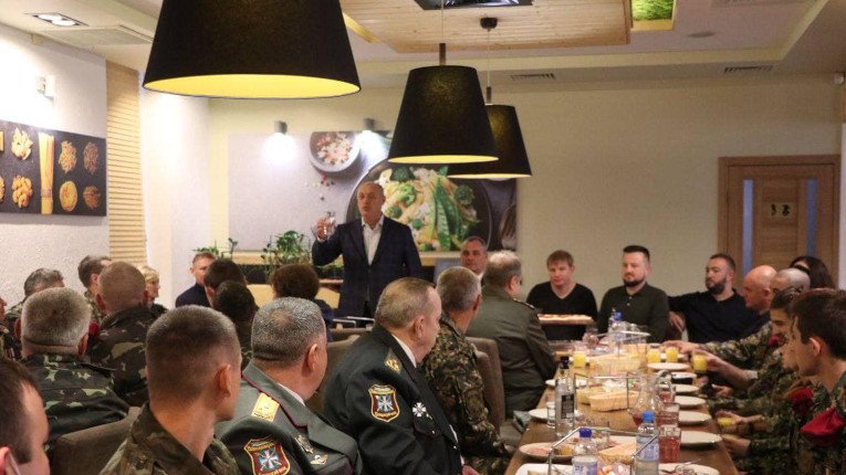 Олександр Мамай привітав ряджених "козаків"