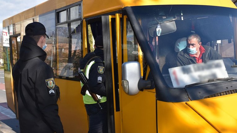 Поліція Полтави розпочала перевіряти наявність ковід-сертифікатів у водіїв автобусів та пасажирів