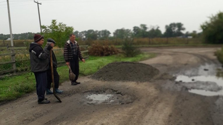 У Миргородському районі селяни ремонтують дороги хто чим