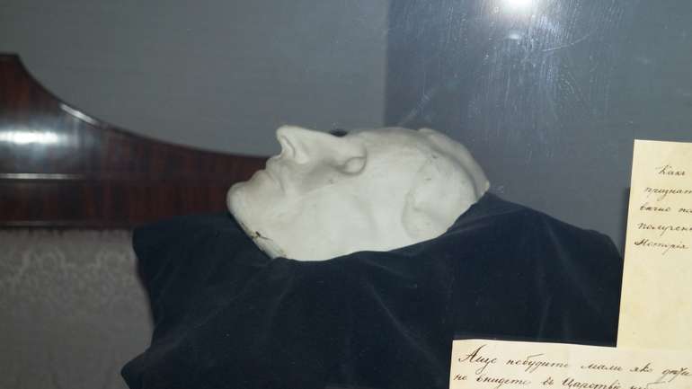 Поїзд-привид з черепом Гоголя