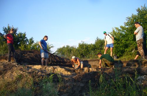 Полтавські волонтери допомагають археологам проводити розкопки у Глинську