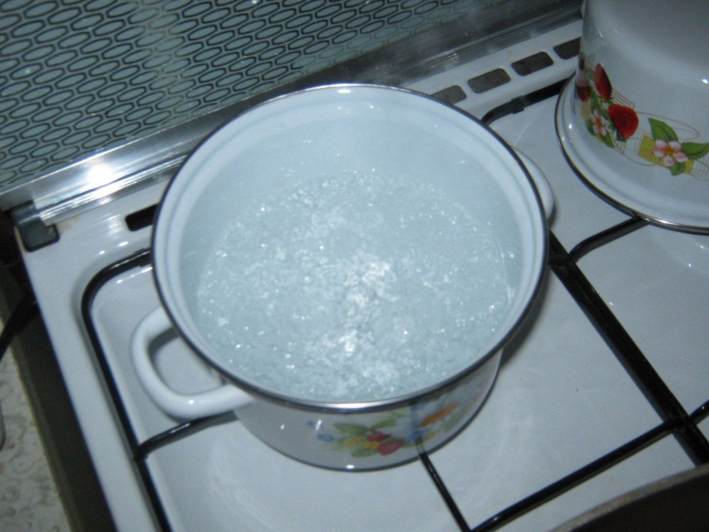 Воду можно кипятить в любой стеклянной посуде. Кипящая вода в кастрюле. Кипящая кастрюля. Кастрюля с водой. Бурлящая кастрюля.