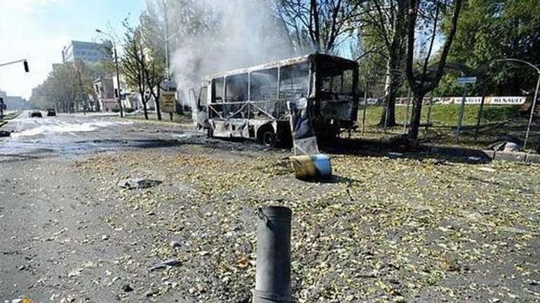 Сьогодні у Донецьку снаряд влучив у маршрутку та школу, де були діти