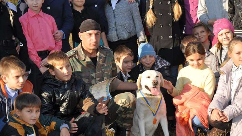 Полтавські школярі вручали гостинці службовим псам, що повернулися із зони АТО