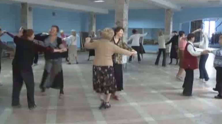 Полтавські бабусі танцюють кадриль
