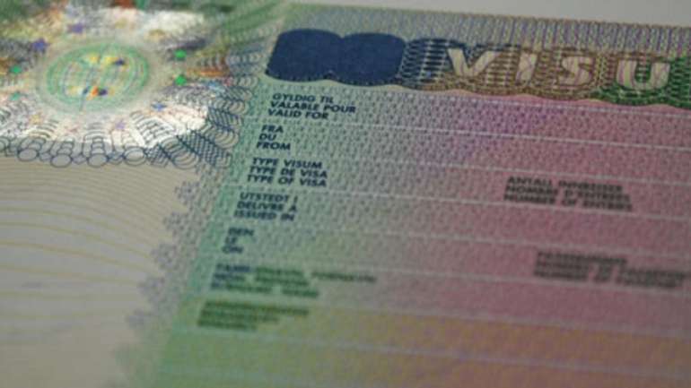 ЄС не визнає видані в Криму російські закордонні паспорти і відправляє за візами в Київ