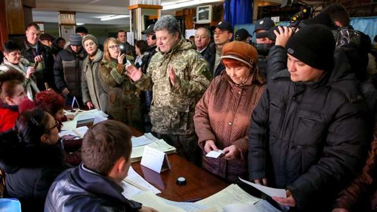 Доленосне голосування в Україні проходить спокійно, а на Донбасі досі не можуть відкрити всі дільниці