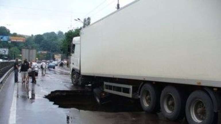 На Полтавщині зловмисники злили з фури 650 літрів палива