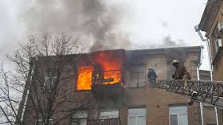 Пожежа сталась в Автозаводському районі міста приблизно о 3 годині ночі. Пожежа забрала життя однієї людини. Тіло господарки квартири, де ст
