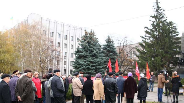 Полтавські комуністи відмовились від публічного святкування Революції. Купка в Кременчуці помітингувала