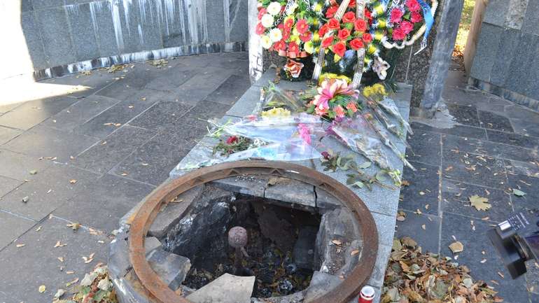 У Гадячі невідомі вкрали декоративне обрамлення Вічного вогню з пам’ятника «Слави»