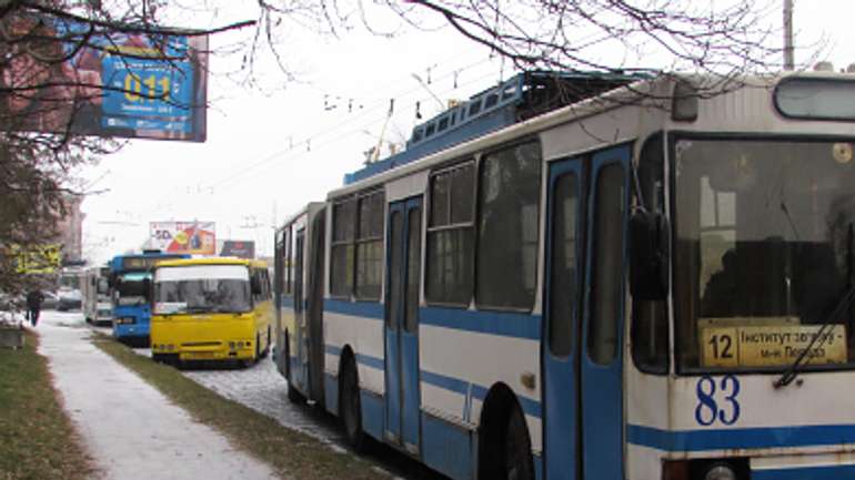 На боротьбу з ожеледицею в Полтаві вийшла техніка, але ДАІ просить поки утриматися від поїздок