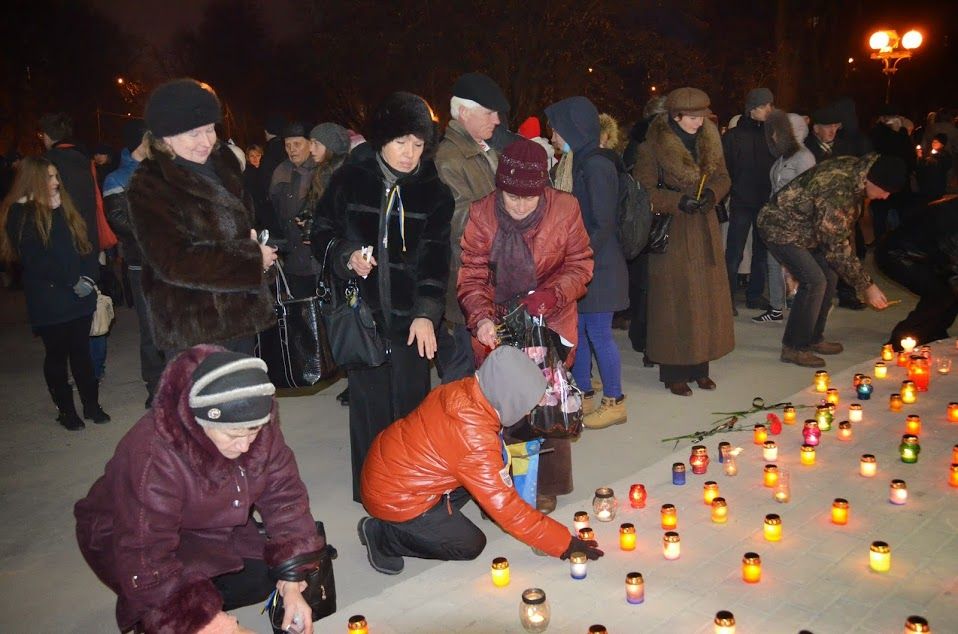 Полтавці запалили свічки у пам'ять про жертв Голодомору
