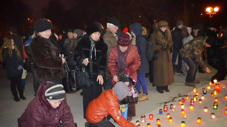 Полтавці запалили свічки у пам'ять про жертв Голодомору