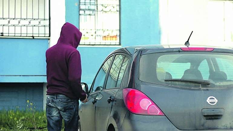 В Полтаві впіймали крадія, який обпатрав без ліку автівок