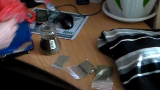 Граната, наркотики та гроші. У Кременчуці викрили групу небезпечних наркоділків_3