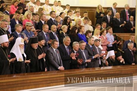 Митрополит Онуфрій відмовився вставати на шану Героїв. УПЦ МП пояснила чому_1