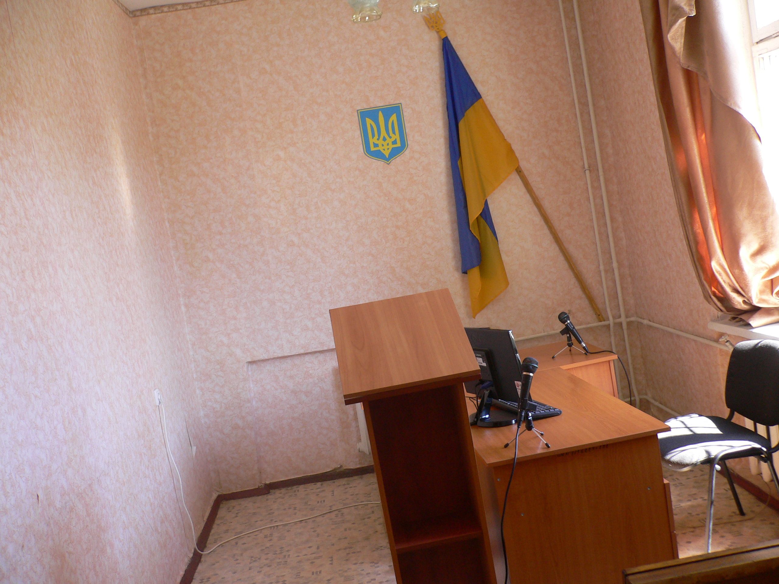 Полтавська чиновниця хоче півсотнею тисяч гривень провчити депутата за критичний виступ