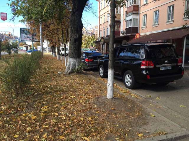 Елітний автопарк за наші гроші: Начальник СБУ в Полтавській області _5