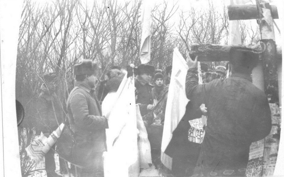 Українських прапорів у продажу не було. Їх шили власноруч із двох шматків тканини — про зародження руху за Незалежність у Луганську в 90-рр _5