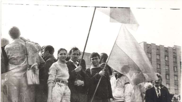 Українських прапорів у продажу не було. Їх шили власноруч із двох шматків тканини — про зародження руху за Незалежність у Луганську в 90-рр 