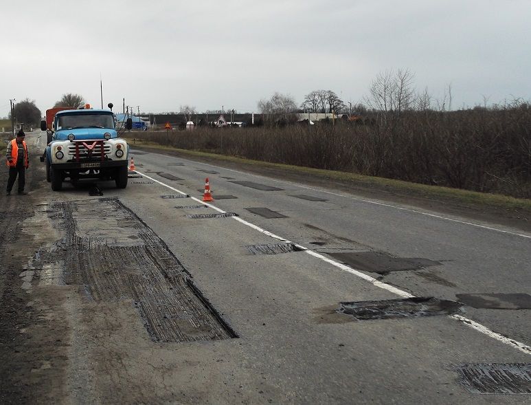 Облавтодор почав латати «ганьбу» Головка _1